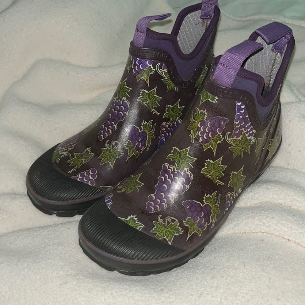 Bogs Low Calf Rain Boots - Grapes - size 8
